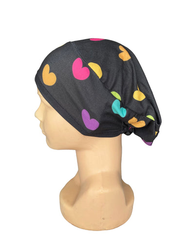 GORRO QUIÚRGICO JARETA NEGRO CON CORAZONES DE COLORES